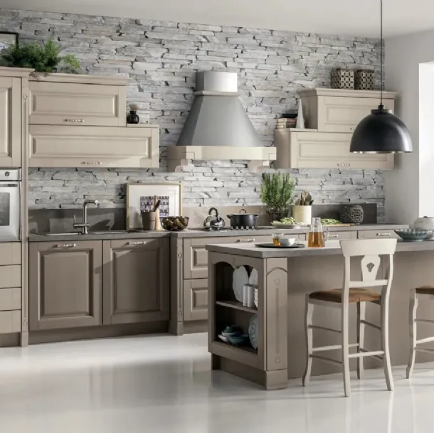 Cucina Classica con isola Bolgheri v01 in Rovere finitura Cuvèe e Soya con top in laminato Pietra Vecchia di Stosa