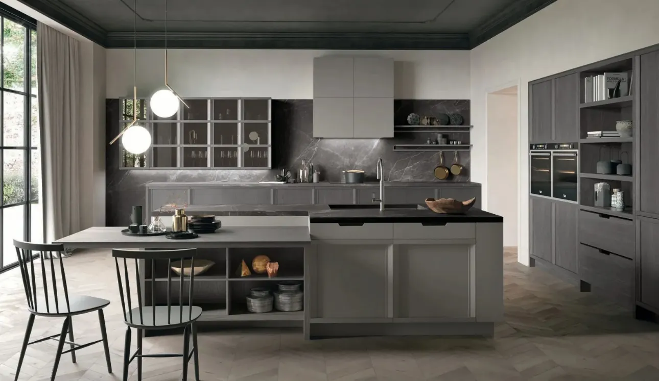 Cucina Classica con isola Newport v01 in laccato Grigio Piacenza e Frassino Grigio Pernice con top in finitura Pietra Grey levigato di Stosa