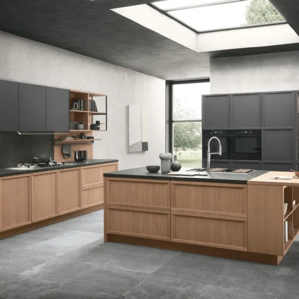 Cucina Classica con isola Newport v05 in Rovere Barrique e laccato Lava di Stosa