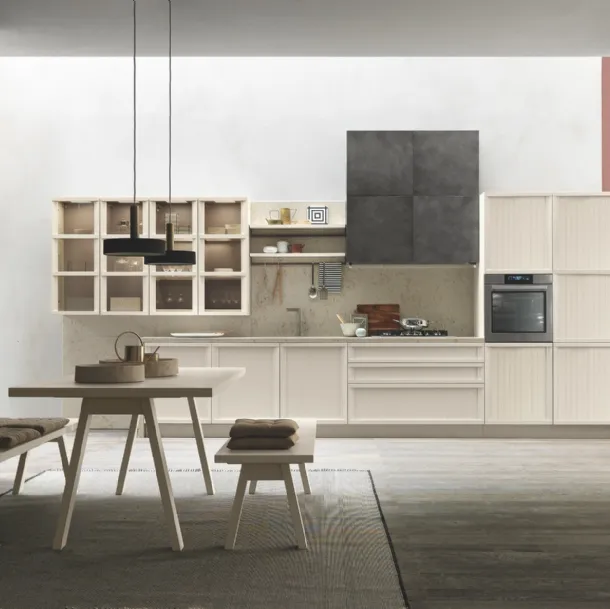 Cucina Classica Tosca v6 basi, pensili e colonne in Frassino laccato Beige Angora, pensili con anta liscia in laccato Peltro, top e schienale in quarzo Imperial Caramel di Stosa
