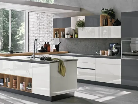 Cucina Moderna con penisola Alevé v11 in laccato UV Neve lucido e Ardesia lucido con piano snack in Rovere nodato di Stosa