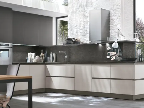 Cucina Moderna angolare Alevé v12 in laccato UV Grigio Seta opaco e UV Grigio Asfalto opaco di Stosa