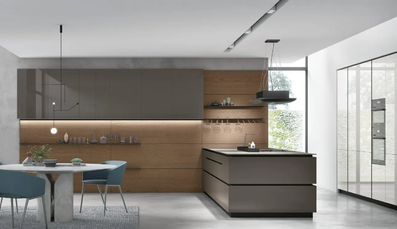 Cucina Moderna con penisola Aliant v03 in vetro lucido Terra e Frost con boiserie Rovere Cognac di Stosa