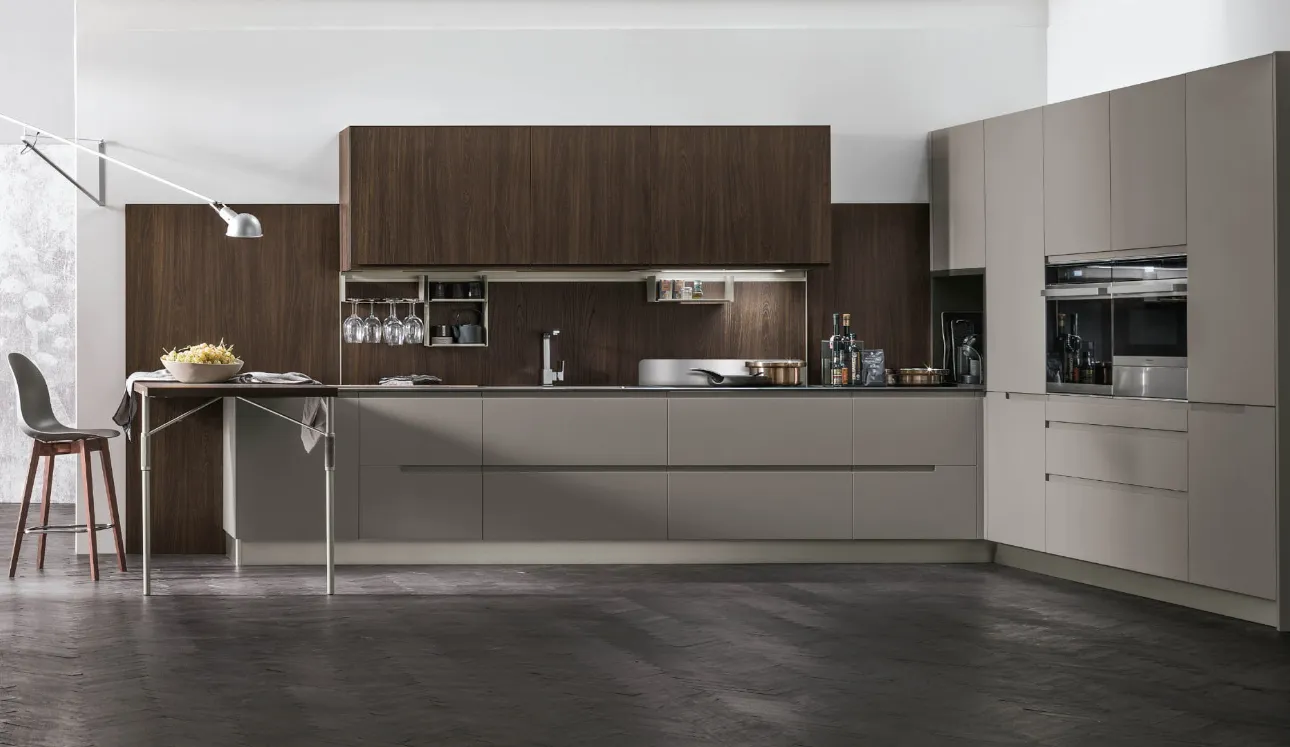 Cucina Moderna angolare con penisola Karma v01 in Pet Grigio Fumo opaco e Termo Strutturato Rovere Corteccia di Stosa