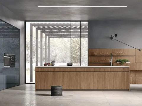 Cucina Moderna con isola Natural 03 in Noce e laccato lucido di Stosa