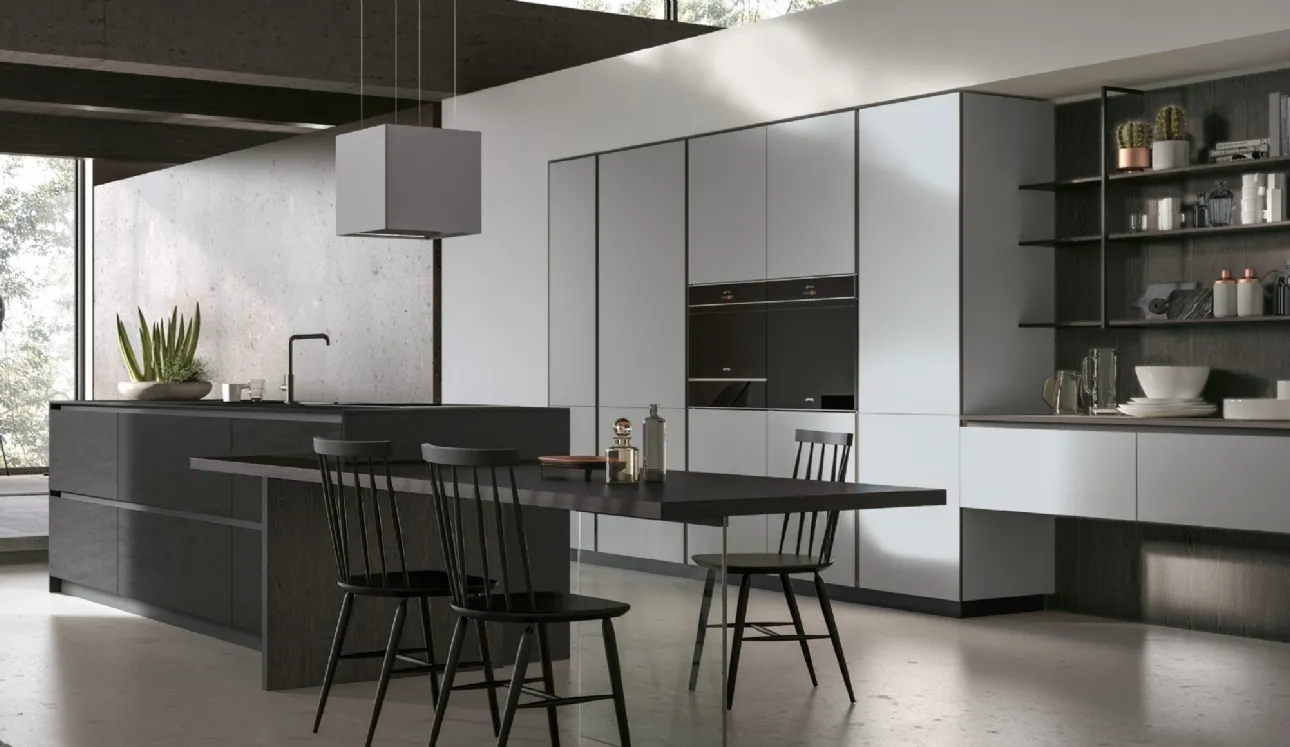 Cucina Moderna con isola Aliant v07 in Neolith Basalt Black Satin e Vetro opaco Platino con Piano snack in Rovere Dark con gambone in vetro di Stosa