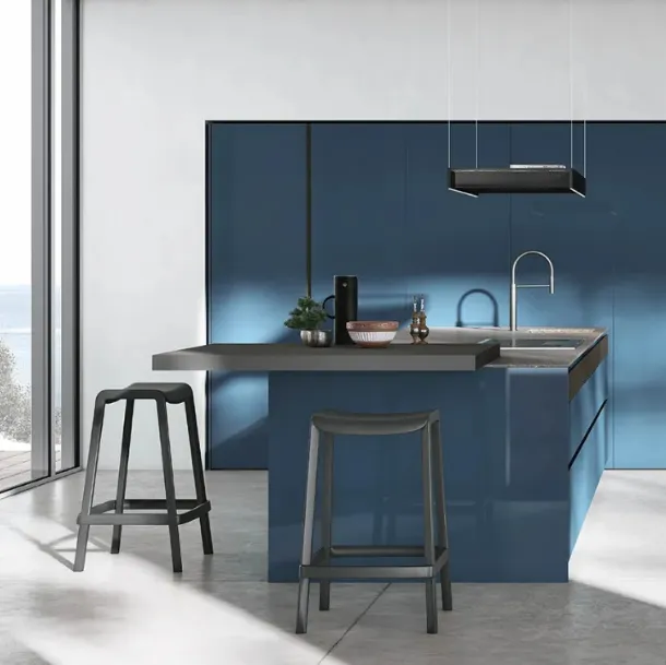 Cucina Moderna con isola Color Trend v06 in laccato lucido Mediterraneo con top in Neolith Wulong e piano snack in Fenix Grigio Londra con inserto in Rovere Termocotto Cannettato di Stosa