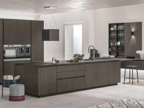 Cucina Moderna con isola Natural v10 in Rovere Dark e HPL di Stosa