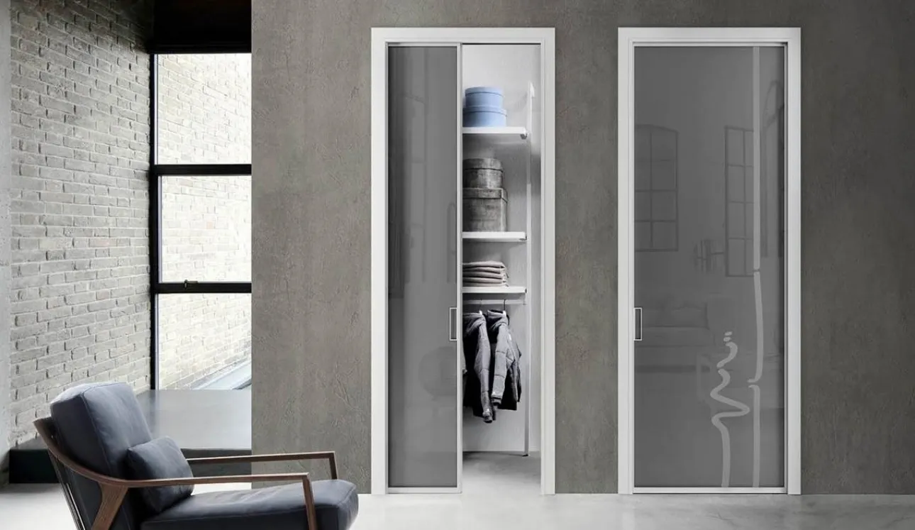 Porta per interni scorrevole in vetro serigrafato con telaio in alluminio Zeus a Scomparsa di Doal