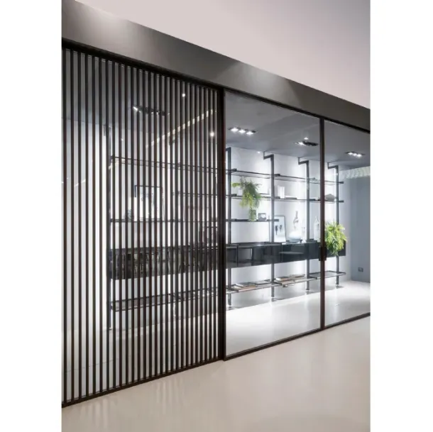 Porta per interni Zeus Tokyo con profilo in alluminio finitura Rovere e vetro di Doal