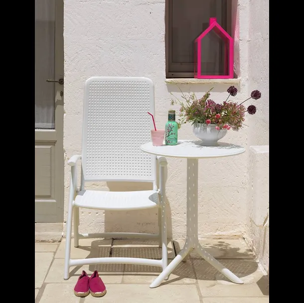 Tavolino per esterni con piano tondo caratterizzato da forellini decorativi, base a tre gambe, facile da montare e smontare, proposto con un kit che permette di ottenere due altezze Step di Nardi