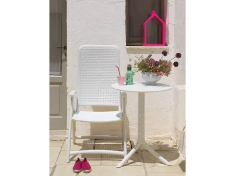 Tavolino per esterni con piano tondo caratterizzato da forellini decorativi, base a tre gambe, facile da montare e smontare, proposto con un kit che permette di ottenere due altezze Step di Nardi